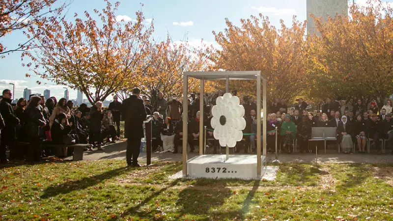 Escultura memorial do genocídio de Srebrenica