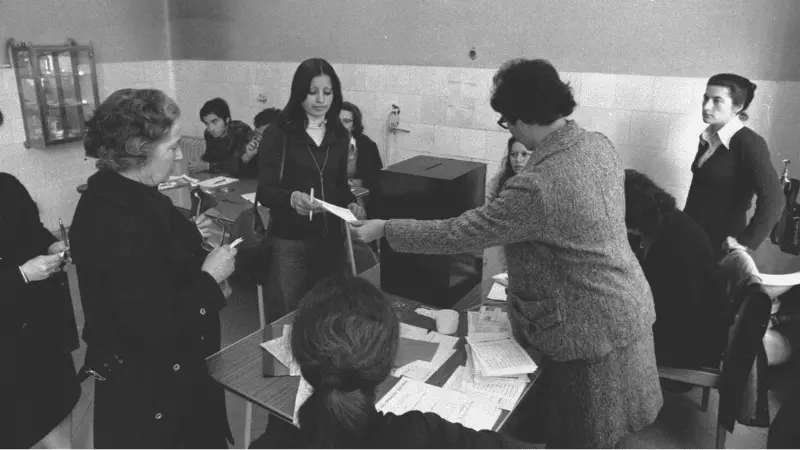 Eleições para a Assembleia Constituinte: Mulheres a votar. Fotografia de Miranda Castela, 1975-04-22. @Arquivo Fotográfico da Assembleia da República, MC–1140