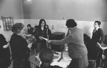 Eleições para a Assembleia Constituinte: Mulheres a votar. Fotografia de Miranda Castela, 1975-04-22. @Arquivo Fotográfico da Assembleia da República, MC–1140